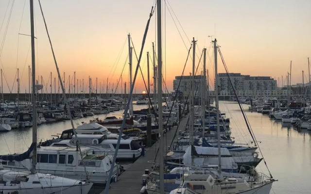 Brighton Water Cabin With Free Parking