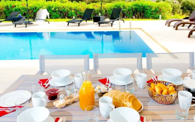 Sparkling Villa in Acrotiri with Private Pool near Sea Beach