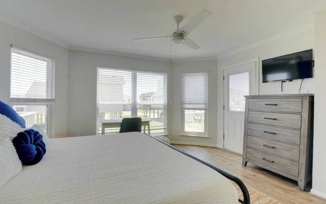 Galveston Townhome w/ Balconies: Walk to Beach!