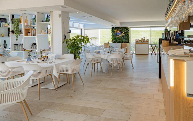 2152-Modern apt with private beach