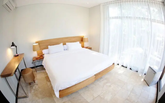 Wave House - Surf Camp