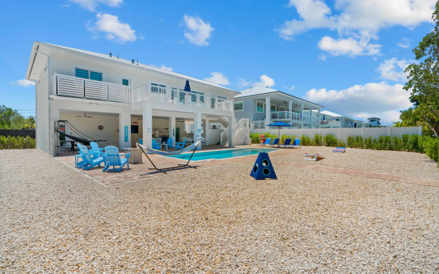Paradise Point Pool Dock Lounges BBQ