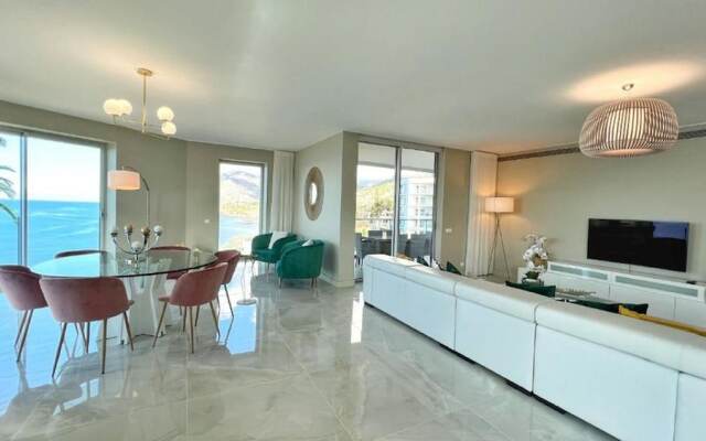 Lux Apartment first row