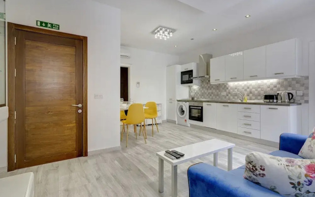 Stylish 2BR Apart, Steps Away from the Beach