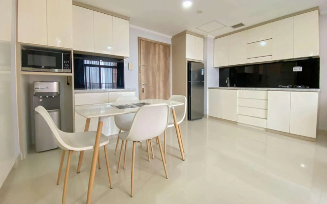 Apt Pejaten Park 2 BR Luas dgn Swim Pool & Netflix