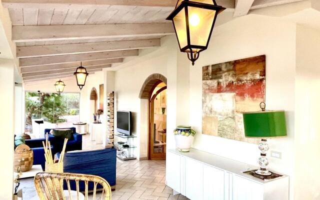 Villa in Posizione Panoramica-Villa Punta Pareti