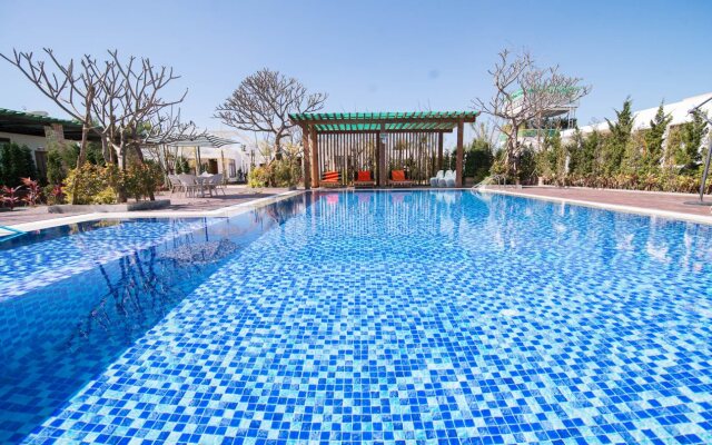 Royal Airstrip Hotel