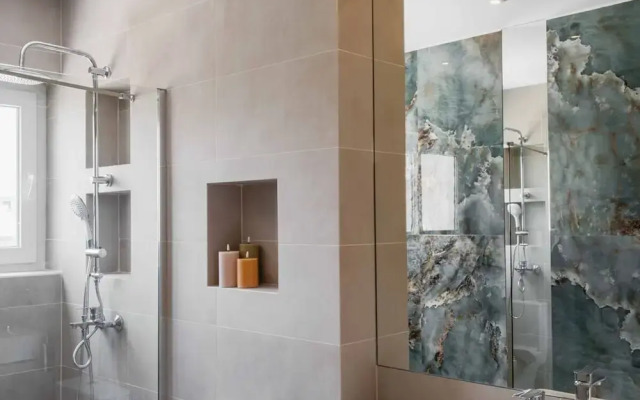 Spacious Seaside Flat at Alimos