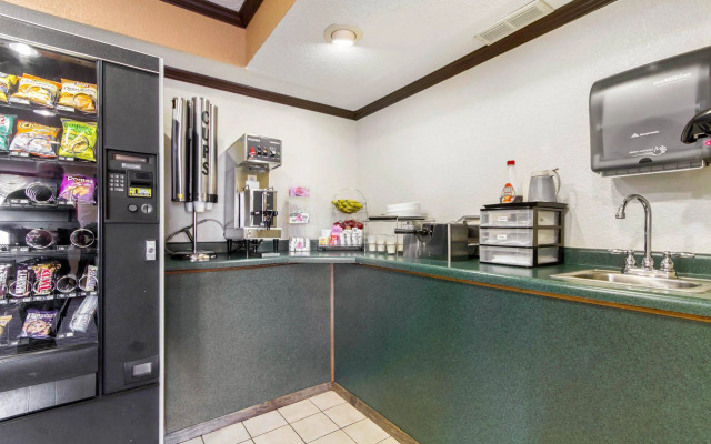 Econo Lodge Madison East