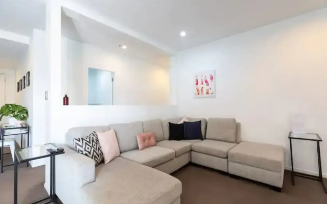 Spacious Home With Balcony - Free Carpark!