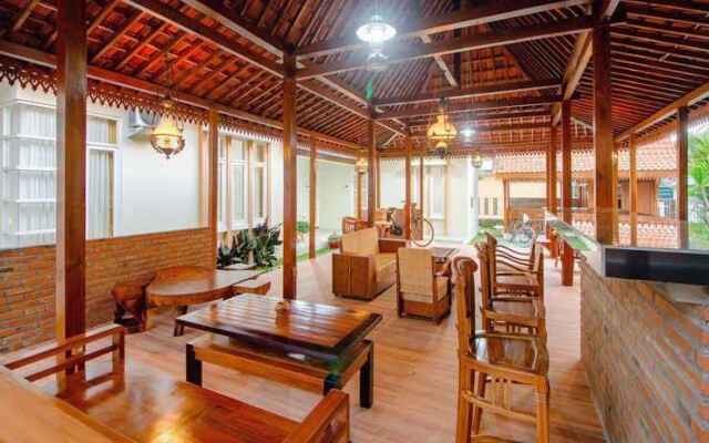 OYO 2010 Dalem Jongke Homestay