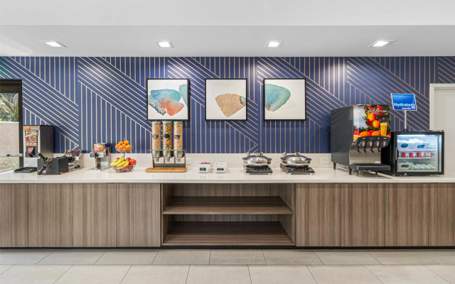 Best Western Valencia/Six Flags Inn & Suites
