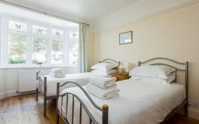Woodstock in Poole With 2 Bedrooms and 1 Bathrooms