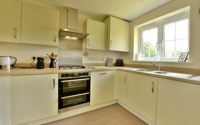 Villiers Road - modern family home by the golf course