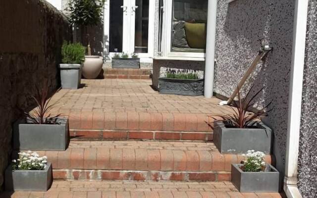 Period Home - Charming Features - 1 Mile From Hoe