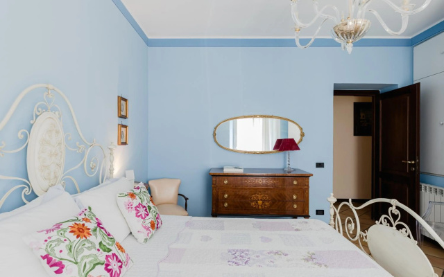 Classic apartment near the Colosseum