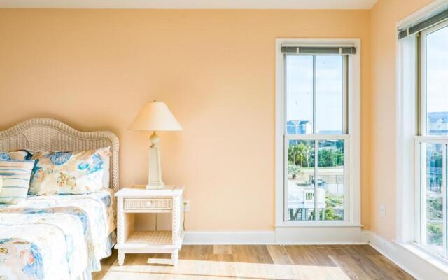 Emerald Breeze by Oak Island Accommodations