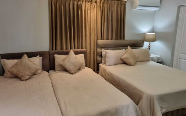 Savoy Lodge With Breakfast Included - Standard Double Room 6