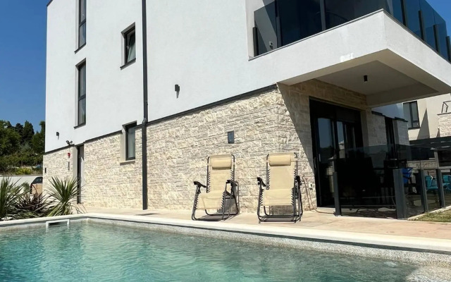 J&N Hill's Residence with swimming pool