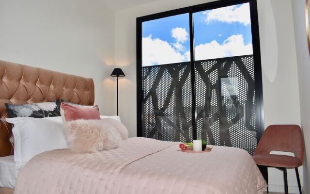 Modern and Elegant Apartment Near The Beach