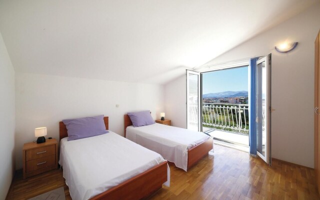 Nice Home in Kastel Luksic With Wifi and 3 Bedrooms