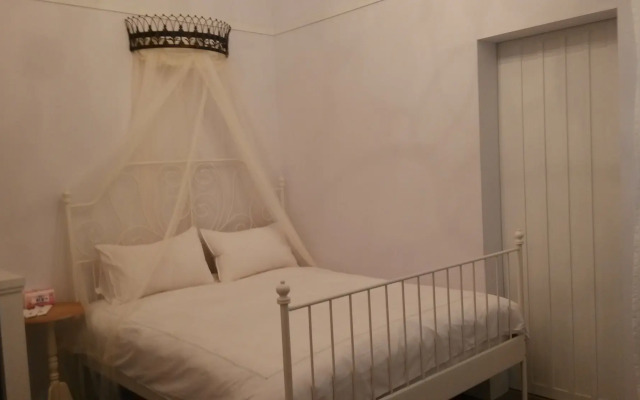 Antique's home