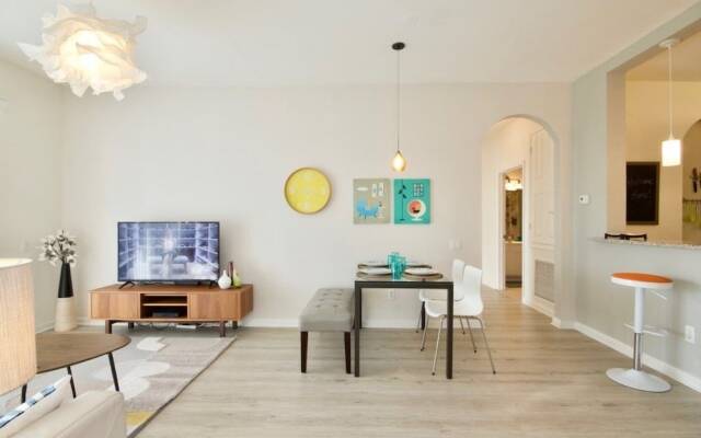 Lake View Treasure 2 Bedroom Condo by Redawning
