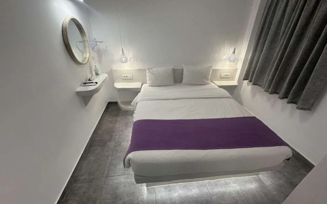 Markakis Studios Fira