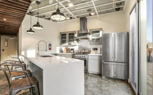 Penthouse 2br/2ba in Warehouse Dist. by Domio