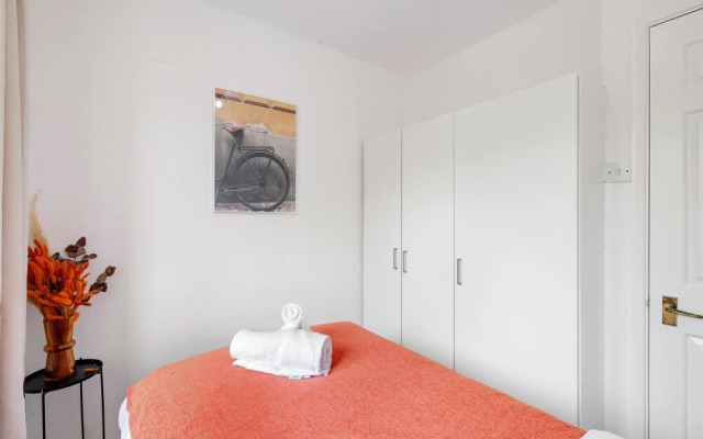 Sharp Close 4 Bedroom 2 Bath - Aylesbury