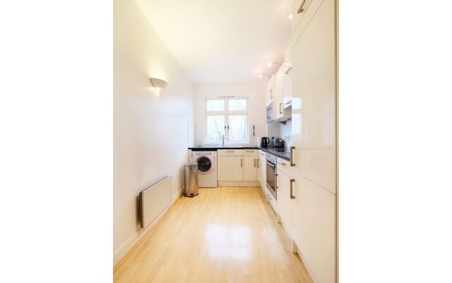 Clean, Secure 2BR Flat for 4 in East London