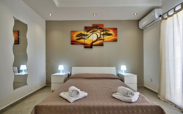 Amazing Airy Apartment Surrounded by All Amenities
