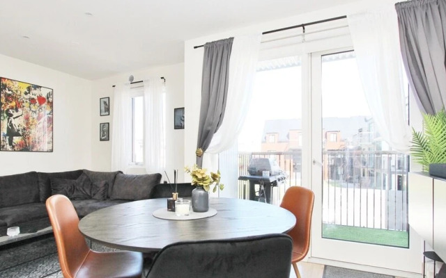 New Downtown Apartment With Free Parking