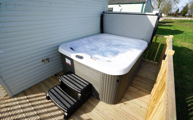 Inviting 3-bed Lodge in Preston hot tub
