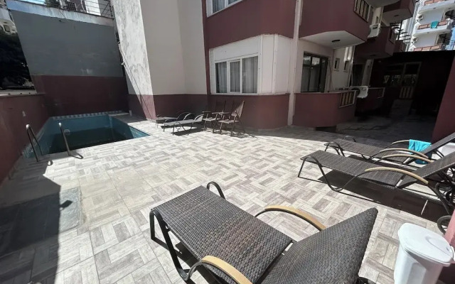 09 Royal Otel