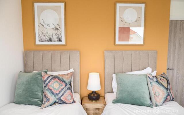 BOURNECOAST - STYLISH FLAT with SEA GLIMPSES - FM8406