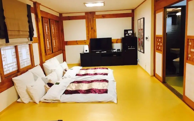 Hanok stay NAMWONYECHON by Kensington