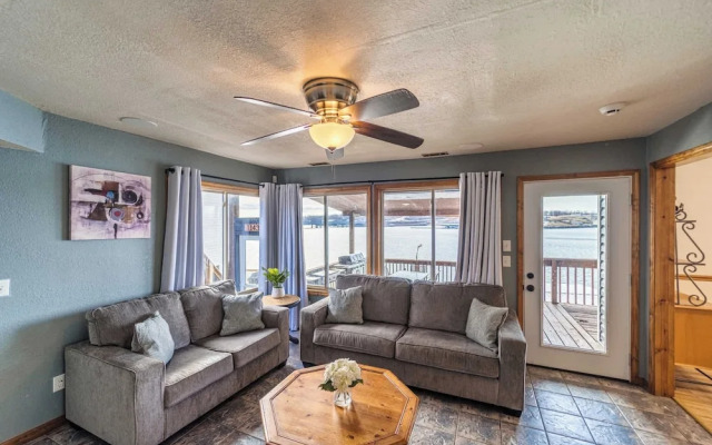 Redbud Retreat Amenity-filled Waterfront Home!