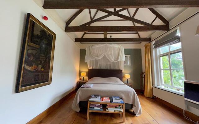 Apple Tree Cottage - discover this charming canal home in our idyllic garden