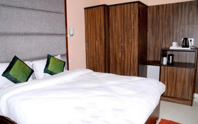 OYO 16006 Hotel Meedo's Grand