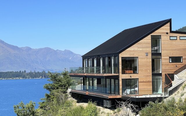 Stunning Lakeview QT Holiday House