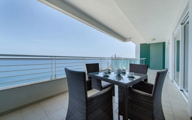 Seafront Luxury Apartment With Pool