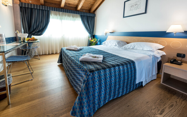 West Point Airport Hotel