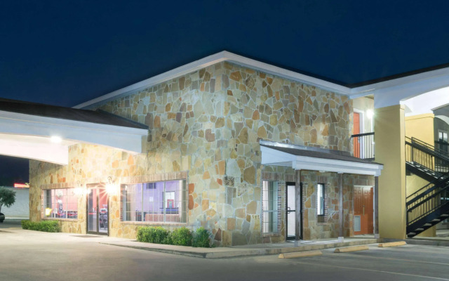 Super 8 by Wyndham San Antonio Near Fort Sam Houston