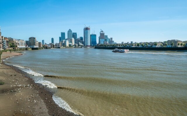 Delightful Wapping Home with Stunning River Views