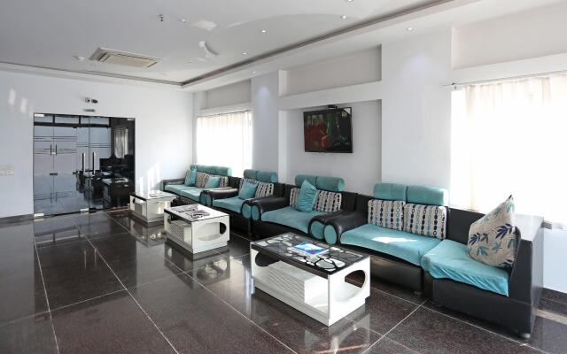 OYO 28336 Hotel Girish