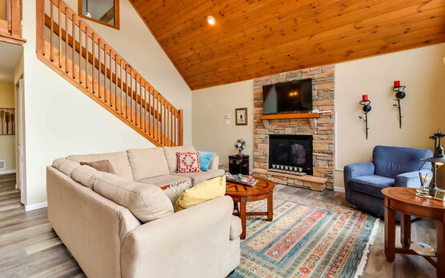 Lakefront Poconos Family Home w/ Pool Access