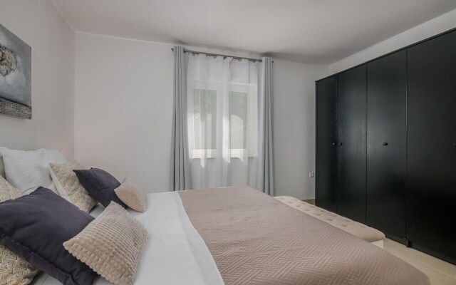 Beautiful Home in Kras With Wifi and 3 Bedrooms