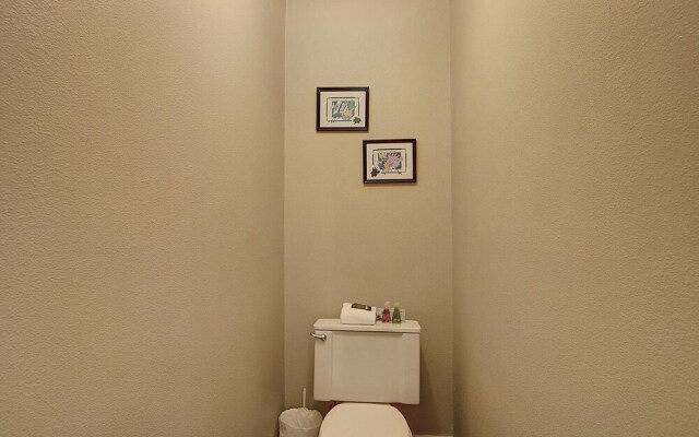 Fantasy Oaks Lodge 4 Bedroom Home by RedAwning