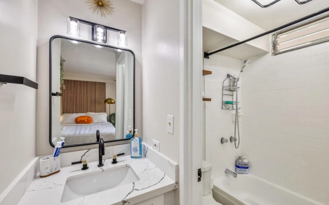 Bright Cozy Condo Unit With Balcony